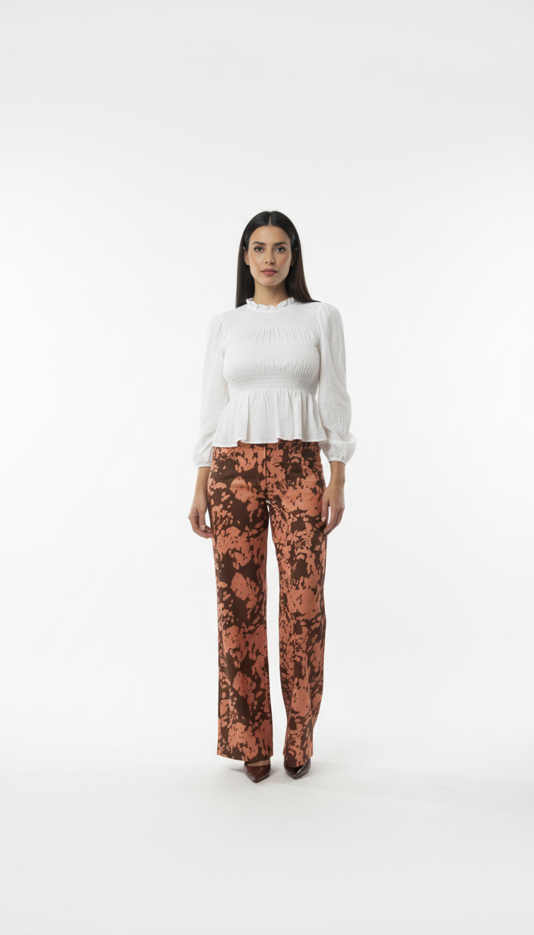 Modelo con outfit - plano cercano