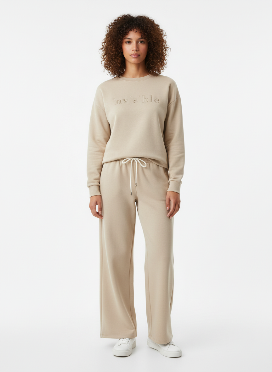 Modelo vistiendo conjunto cómodo