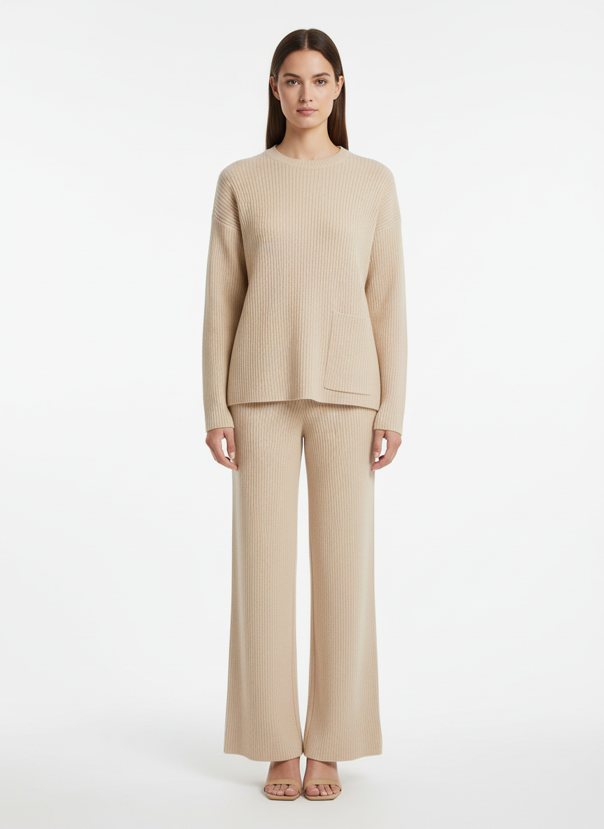 Modelo vistiendo conjunto de lana fina canalé con bolsillo