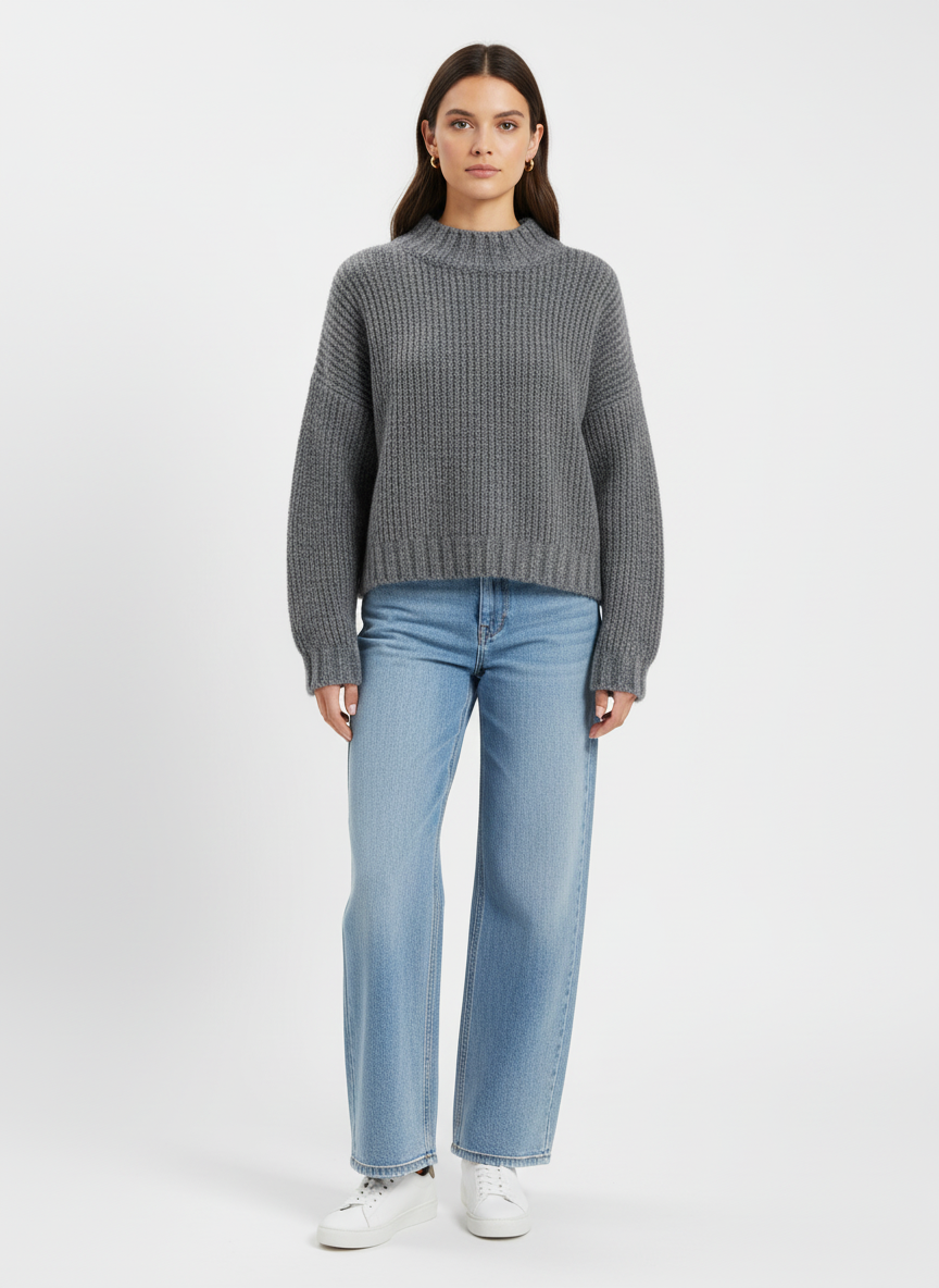 Outfit con suéter gris corto, jeans y deportivas